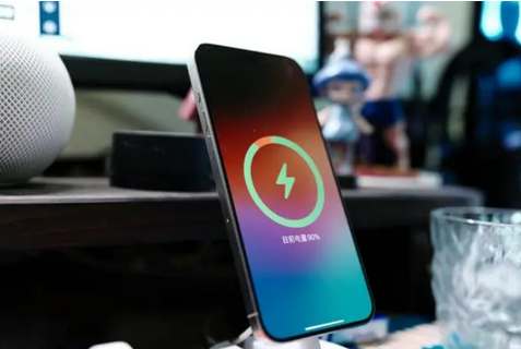 元谋苹果15换屏服务分享用什么充电器给iPhone15充电更好 